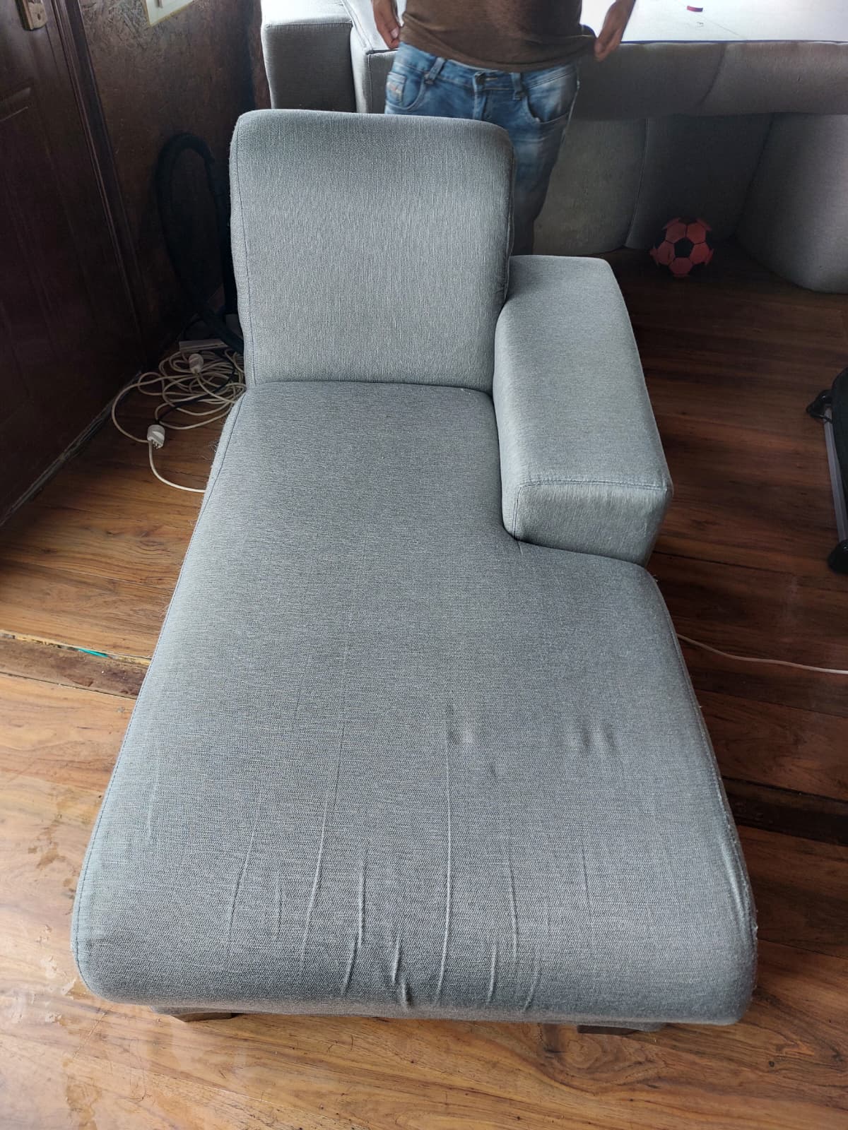 Chaise longue gris después de la limpieza